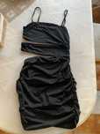 Vestido curto preto com faixa