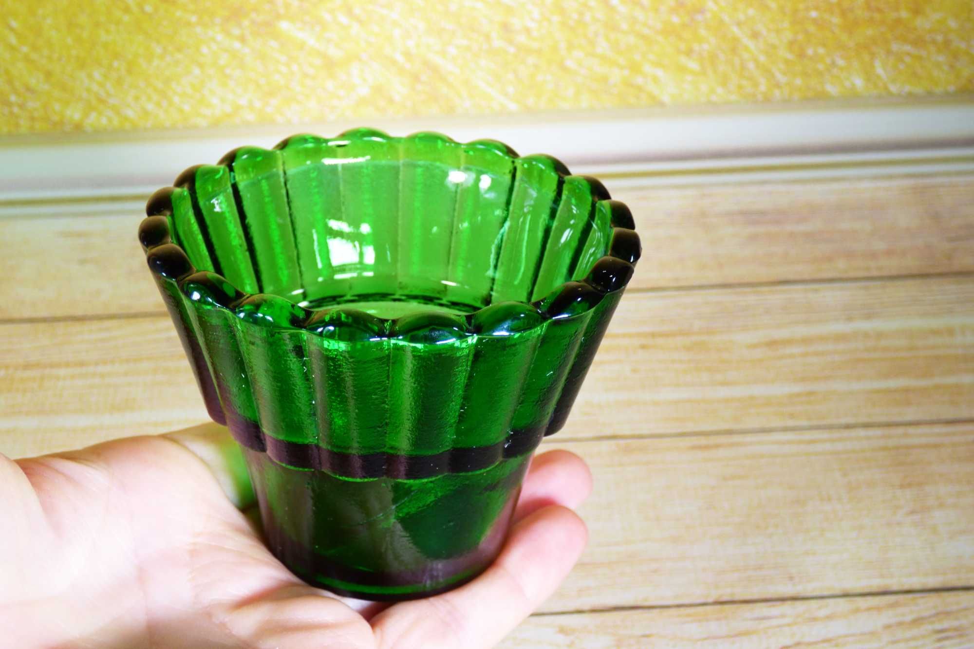 Ваза стакан стеклянная зеленая советская маленькая, зеленое стекло