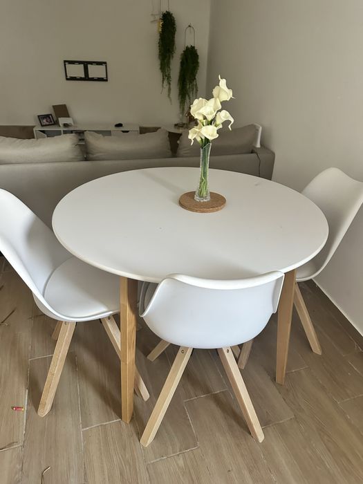 Mesa com 4 cadeiras