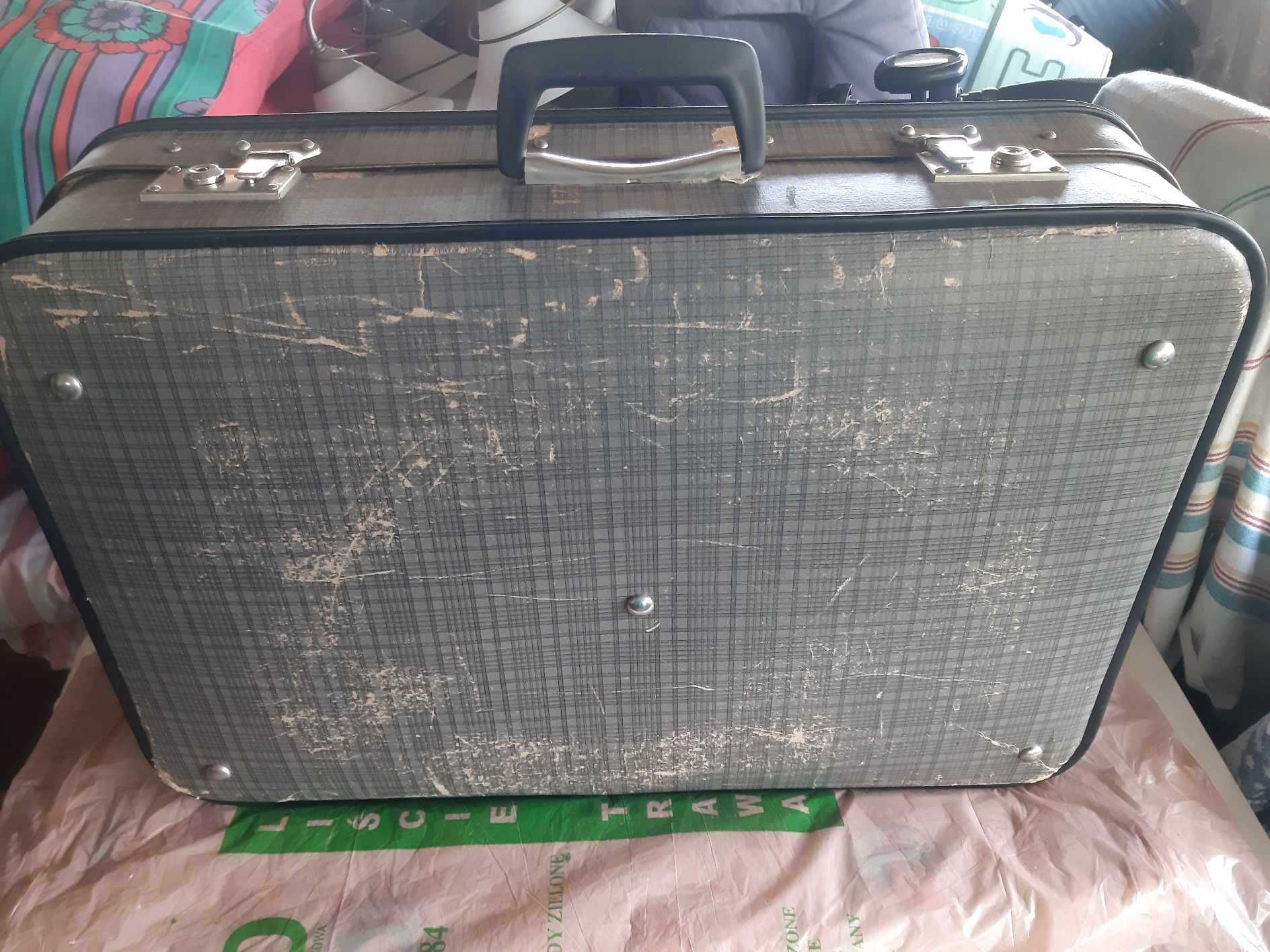 walizka stara z strychu babci wymiar 60 cm X 40 cm X 14 cm