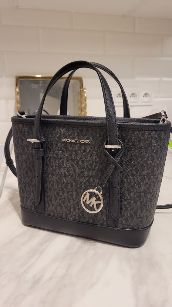 MICHAEL KORS Jet Set Travel XS
Model :JET SET TRAVEL XS Carryall 
Ma