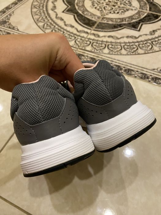 Нові жіночі кросівки Adidas для бігу