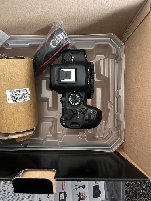 Câmera Canon EOS R6 Mark II Mirrorless, com lente RF24-105mm f/4-7.1