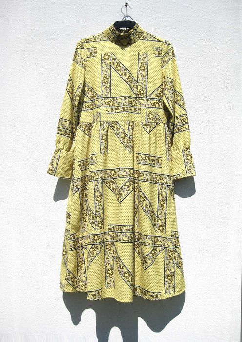 Очень красивое жёлтое платье в горох с принтом с рукавом с горлом ONLY