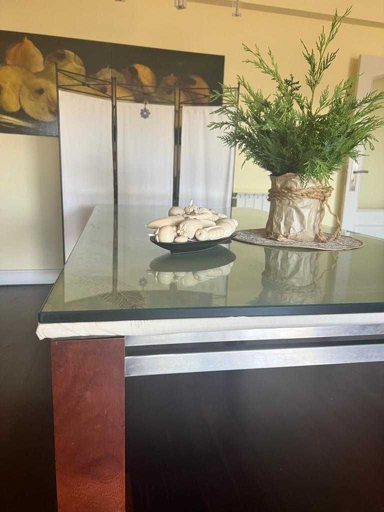 Mesa de vidro, madeira e aluminio