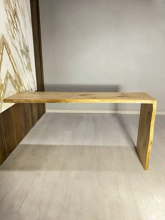 Bancada tipo L de madeira maciça.