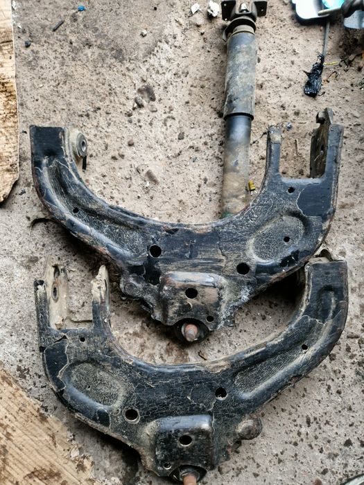 DAIHATSU FEROZA wahacz przedni prawy lewy dół dolny