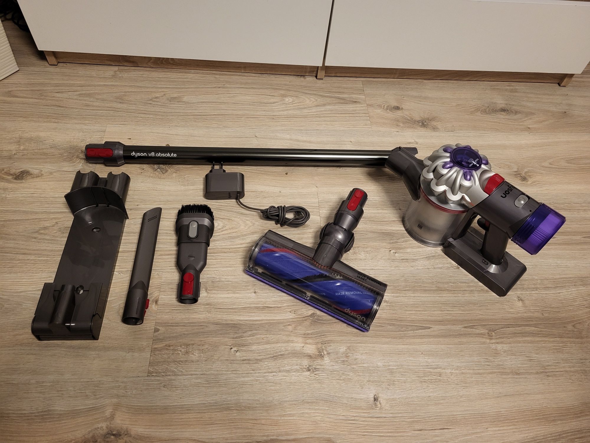 Odkurzacz Dyson v8 absolute bezprzewodowy pionowy Nowy model Ładny