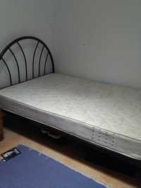 Vendo cama casal em metal em muito bom estado