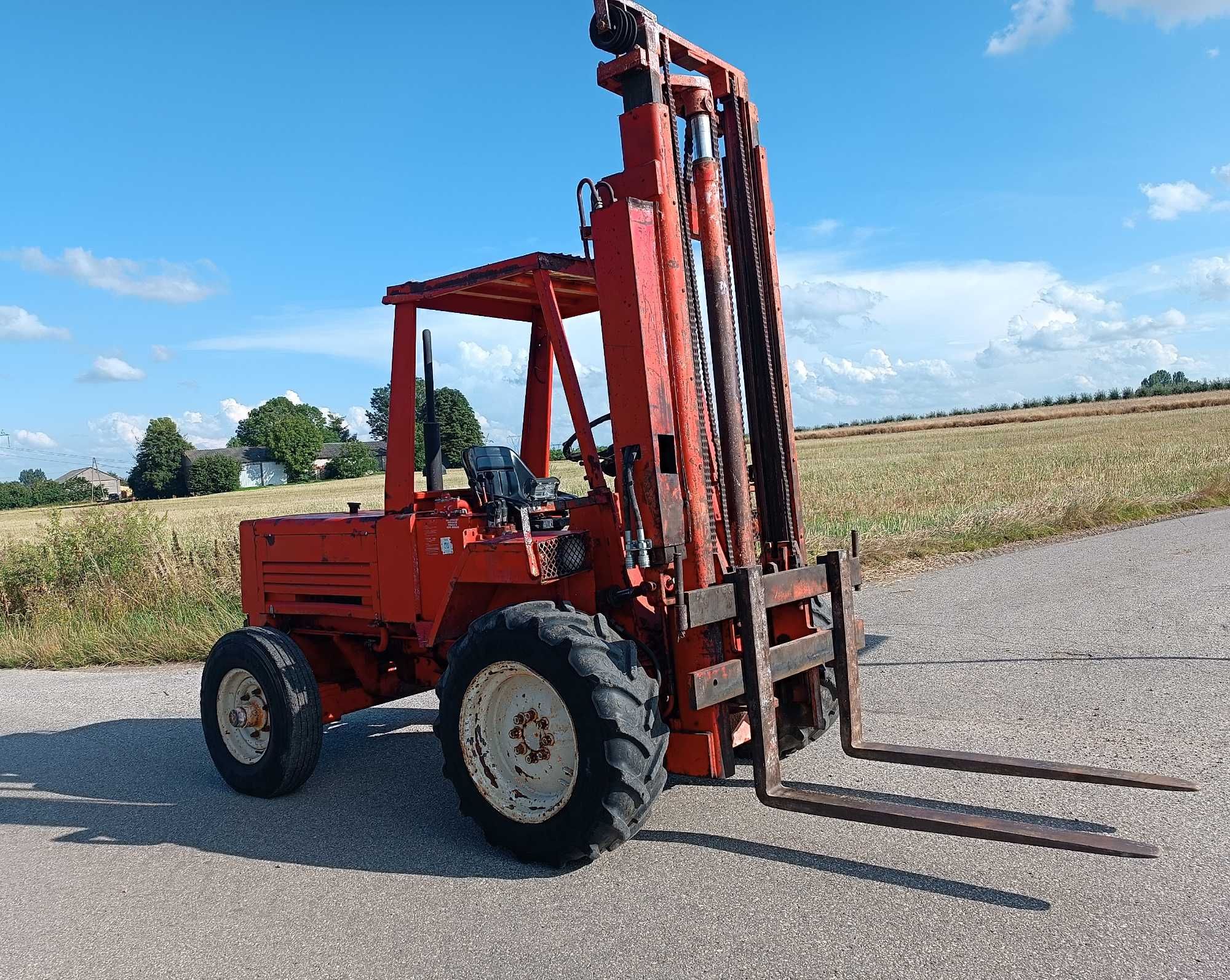 Wózek widłowy terenowy Manitou MC200.