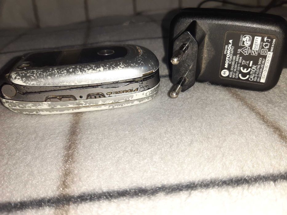 MOTOROLA z klapką, starszy model z oryginalną ładowarką i baterią