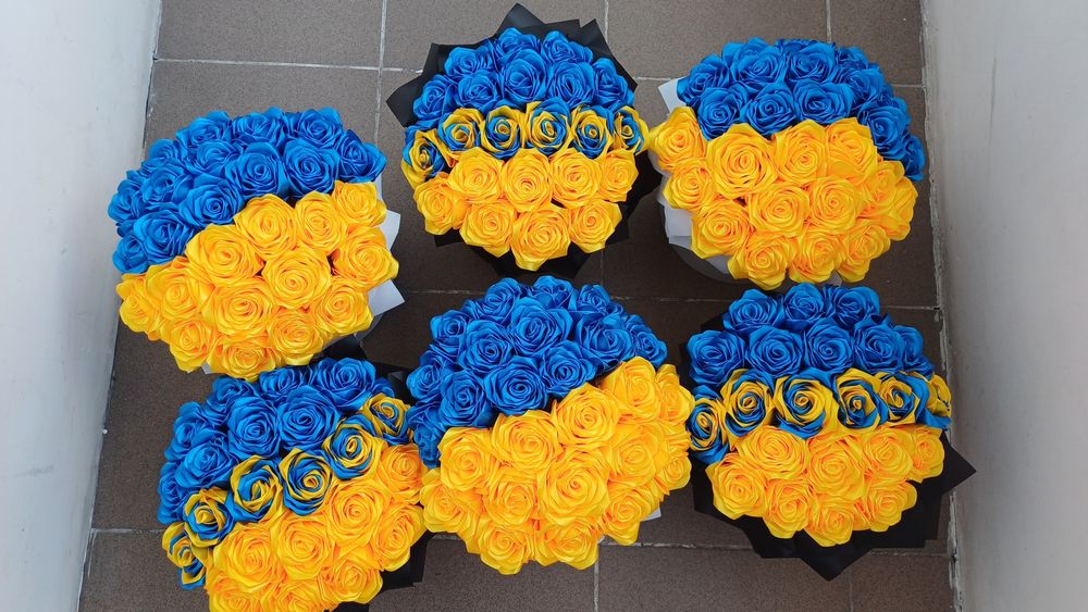 Букети з атласних троянд