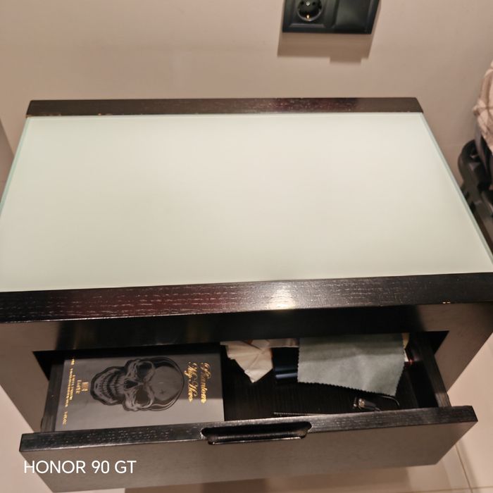 Приліжкова тумба, масив , скло