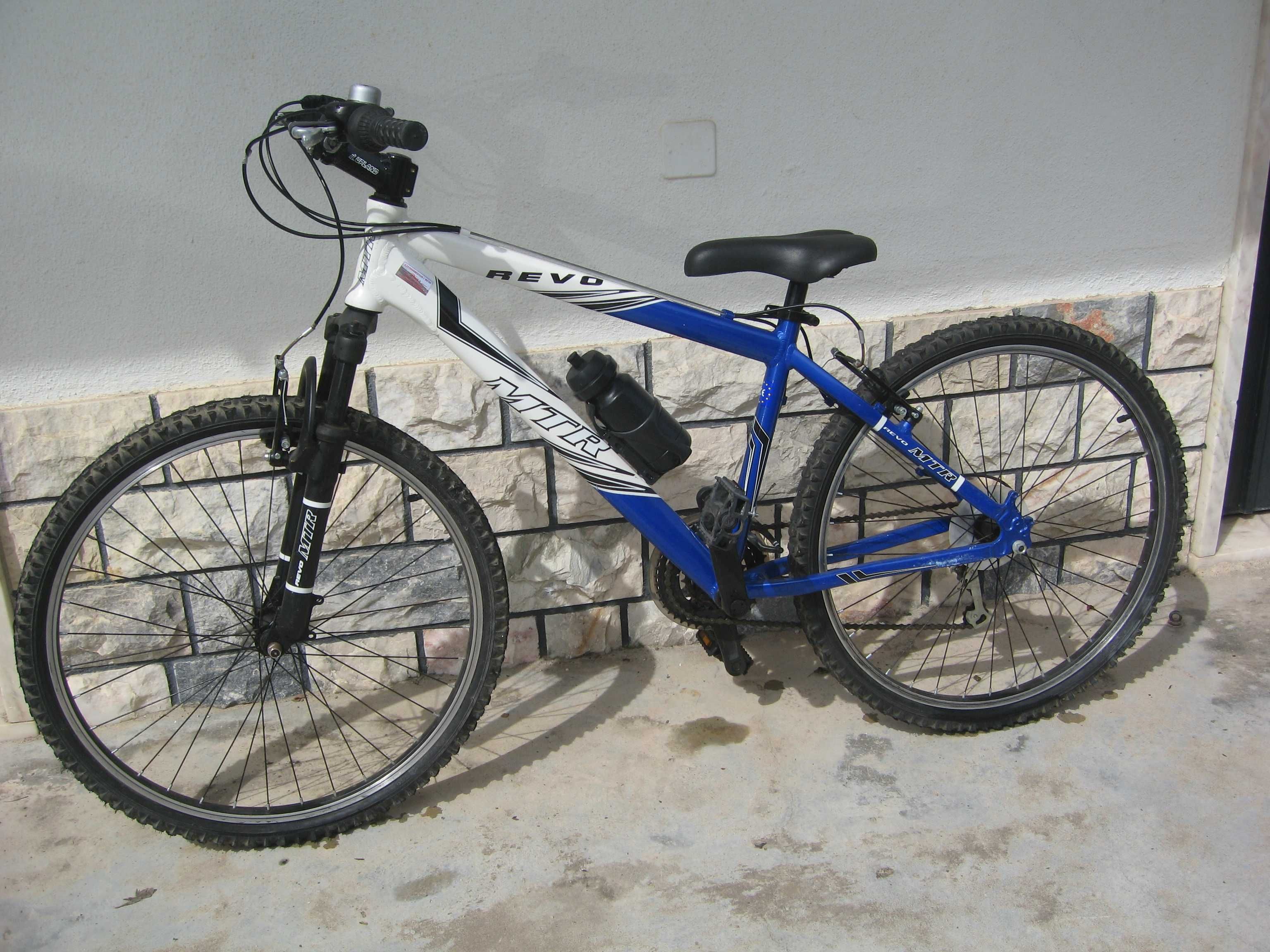 Bicicleta BTT azul em ótimo estado de funcionamento.