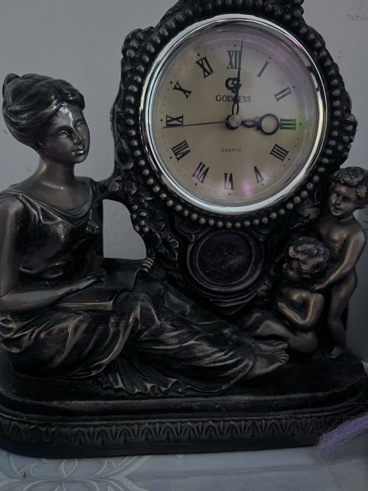 Relogio antigo com muita historia muito bem cuidado e estimado por mim