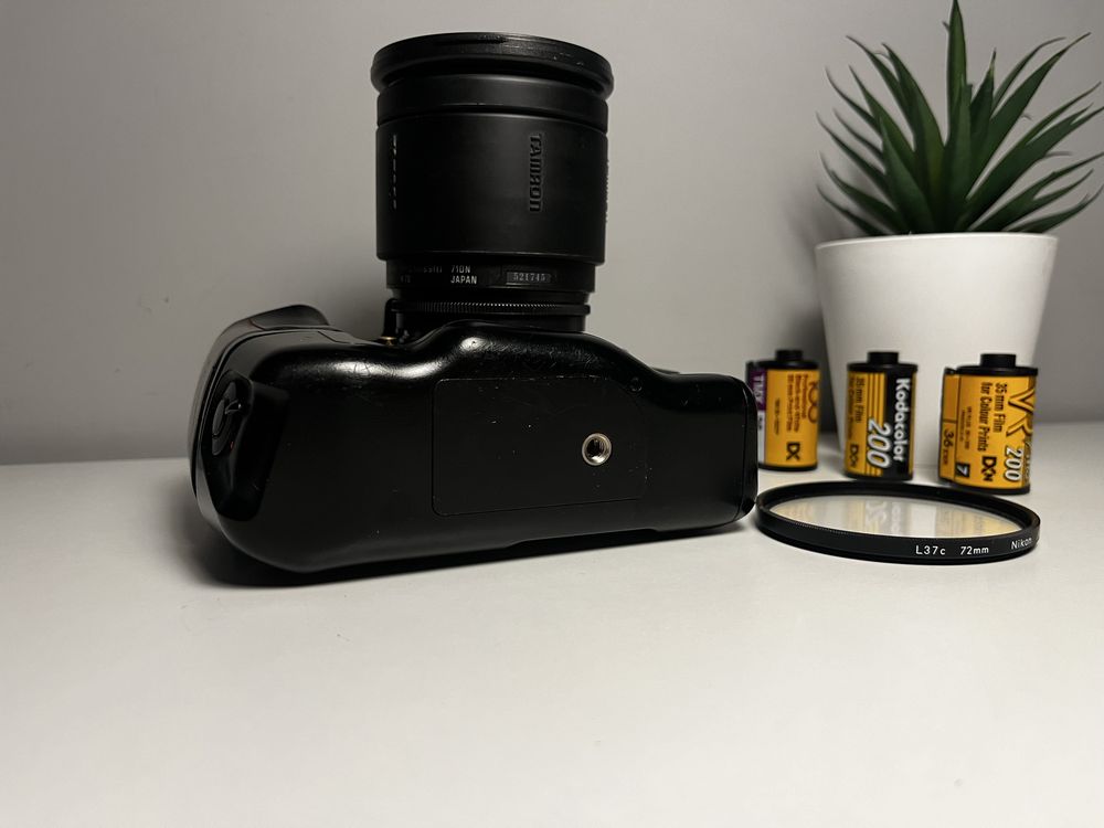 Nikon F90X 28-200mm f3,8-5,6 - aparat analogowy, zadbany, z kolekcji