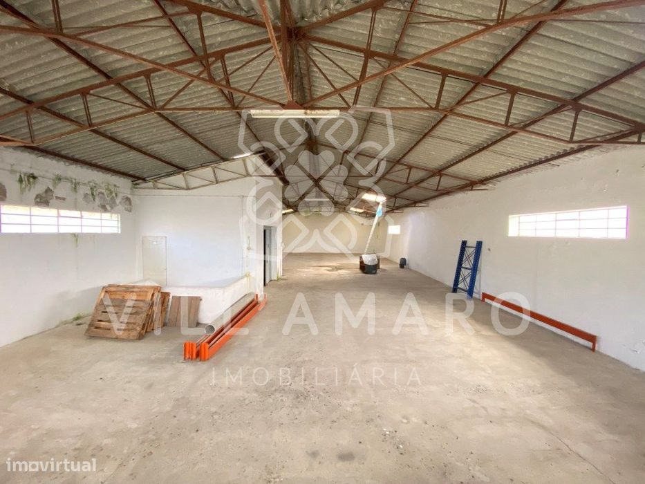 Dois Armazéns - Dois Imóveis - Possível construção ou reconstrução ...