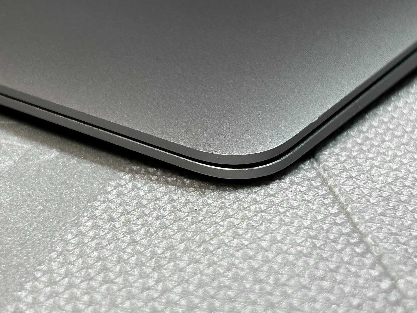 Macbook Air A2179 (2020) не включается.