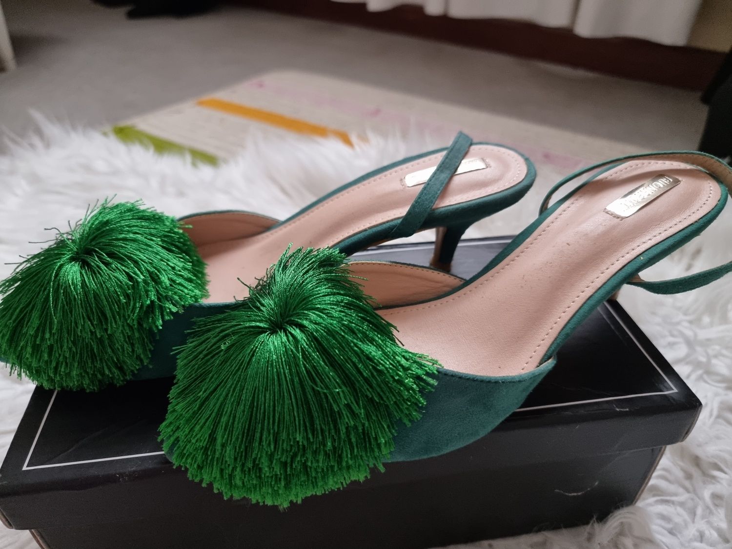 Sapato em camurça com pom-pom