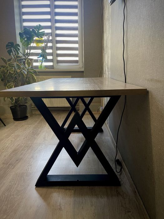 Стіл кухонний, деревинностружкова плита з металевими стійками