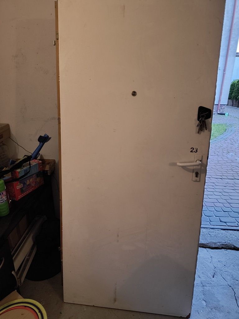 Drzwi zewnętrzne ciężkie, solidne, bez ościeżnicy