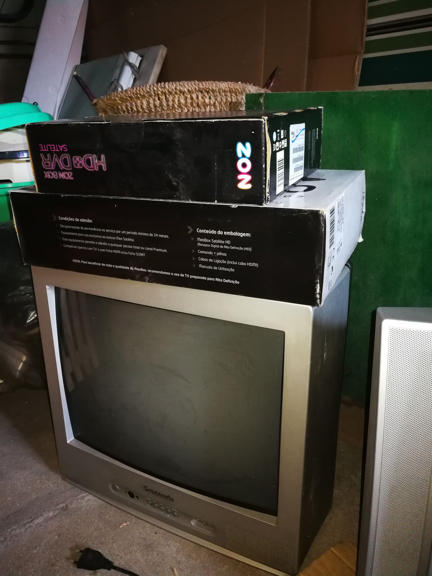Televisores antigos - Ler anúncio com atenção