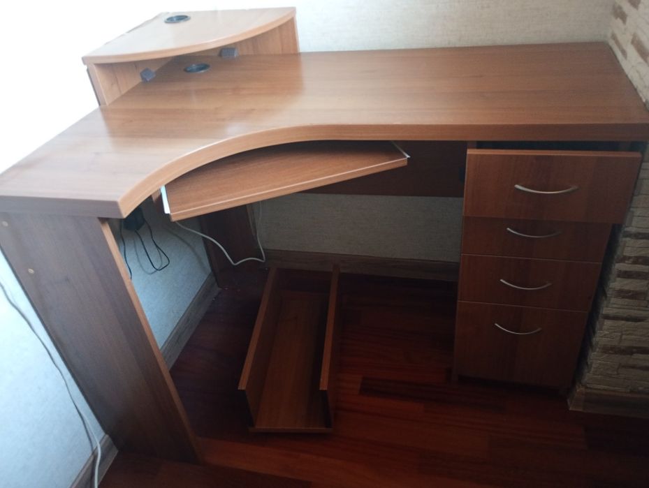 Стіл комп'ютерний