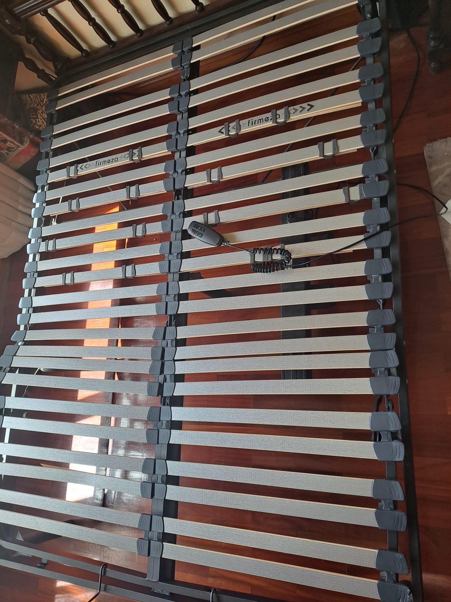 Estrado de cama de casal com motor e comando