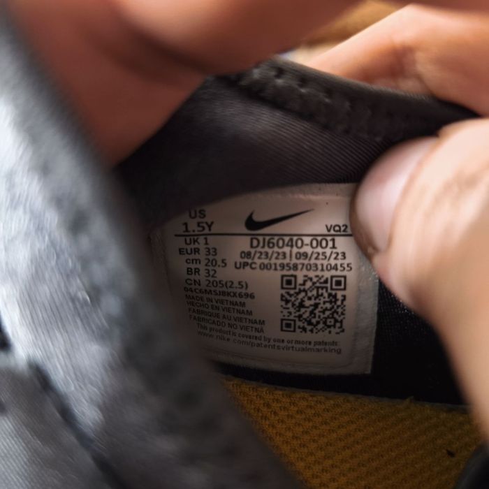 Оригінальні дитячі спортивні кросівки Nike на липучці 33р