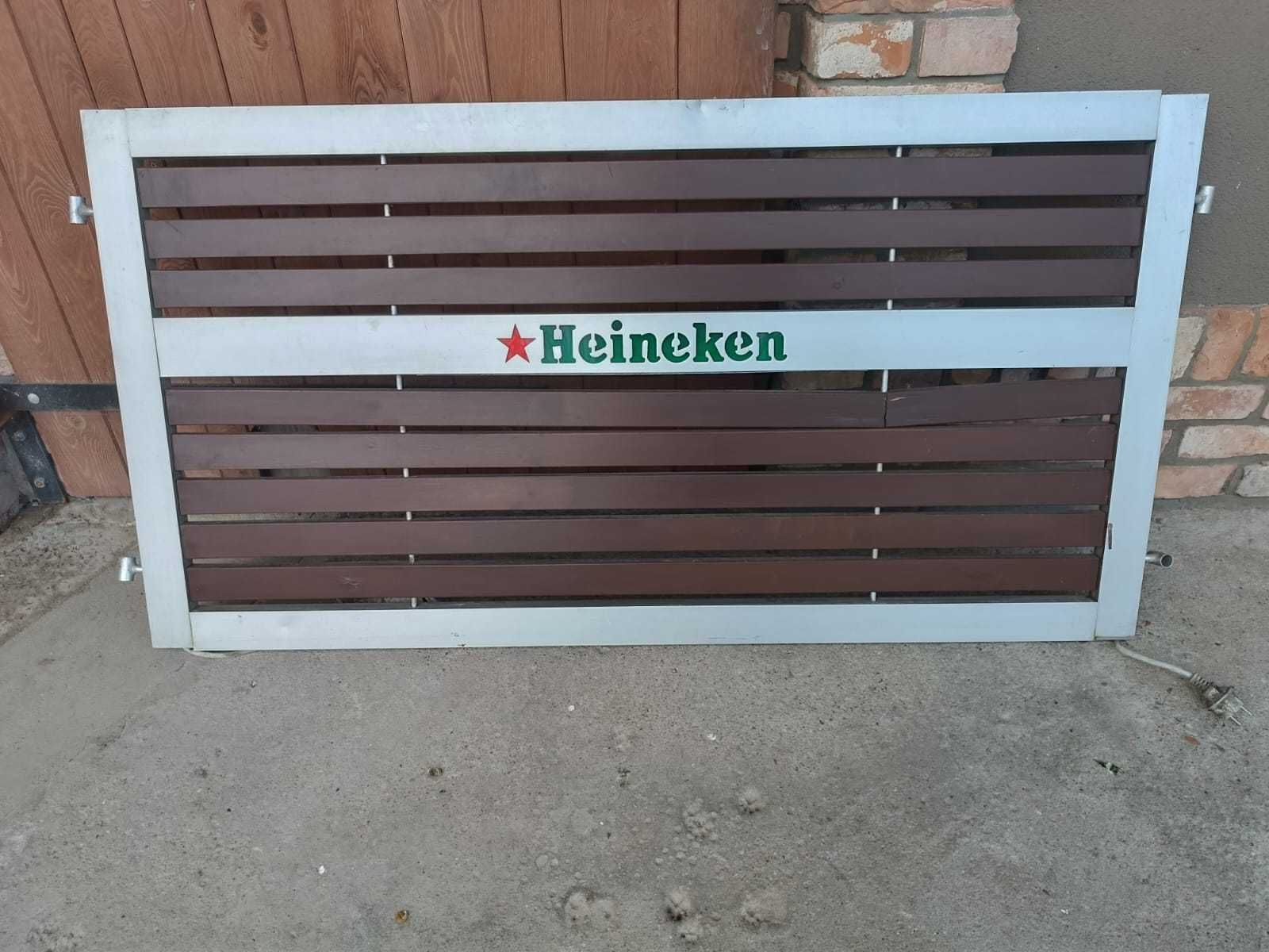 Płotek z napisem Heineken, ogródek piwny