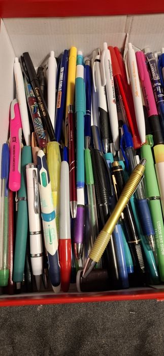 Conjunto de canetas de diversas cores e modelos. "Mais de 100"