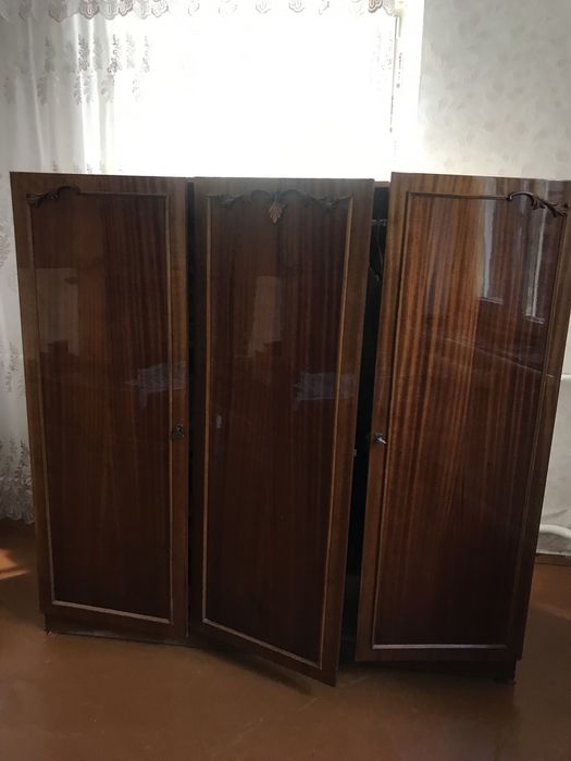 Шафа трьохдверна та дзеркало з одного гарнітуру