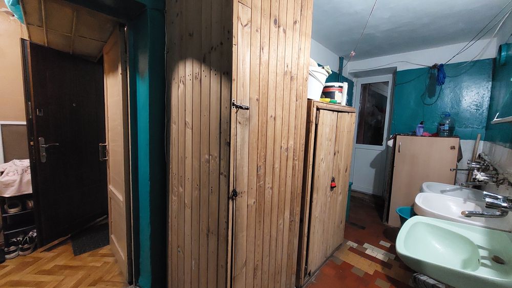 Продається кімната з ремонтом в гуртожитку  по вул. Д. Білоконя.