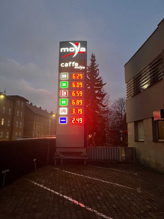 Pylon cenowy  elektronicznym wyświetlaczem 8m wysokości 2m szerokości