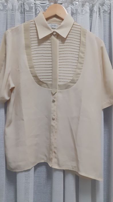 Blusa de verão  de manga curta cor perola com frente com preguinhas  e