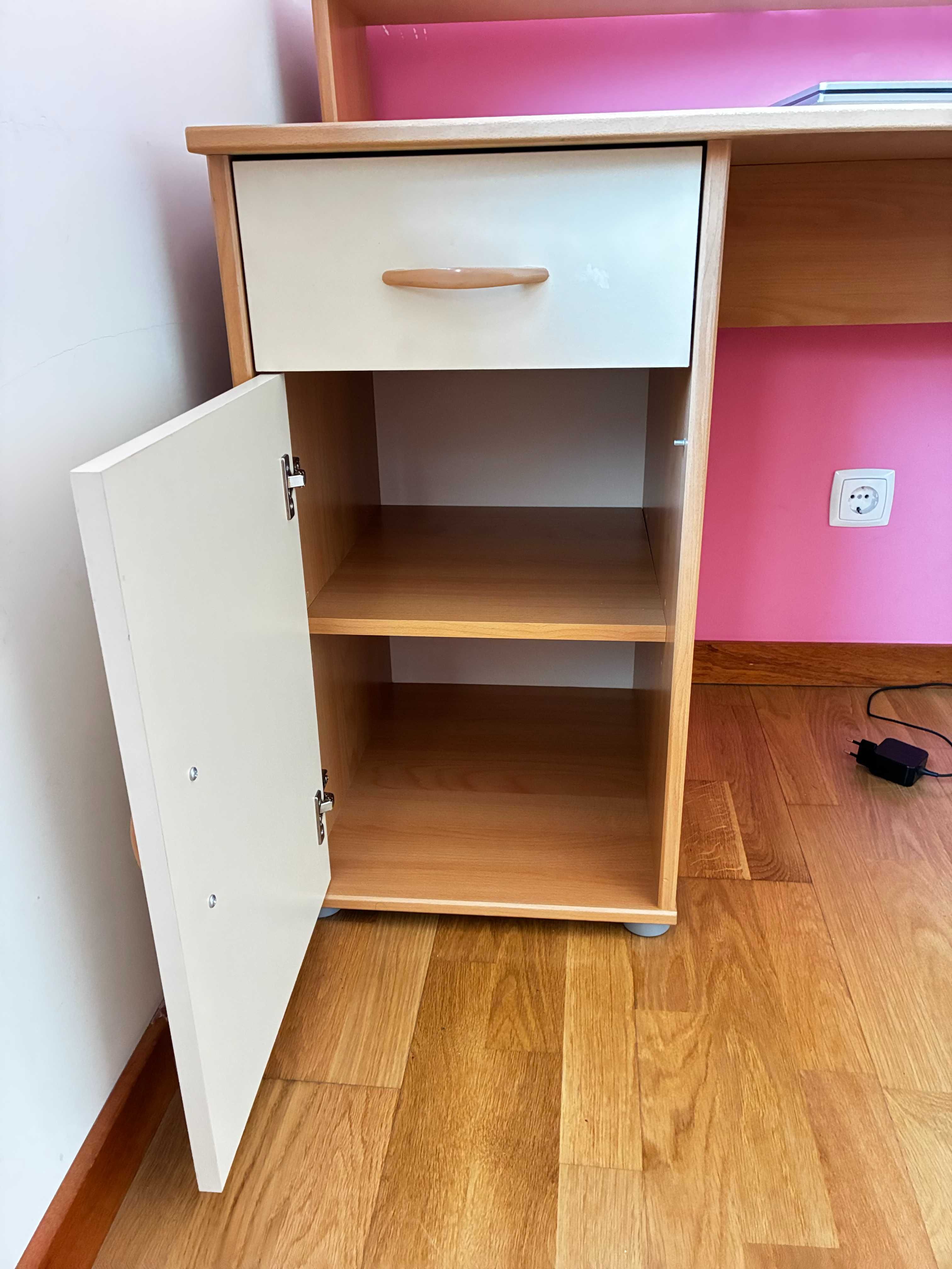 Secretaria e Cadeira
