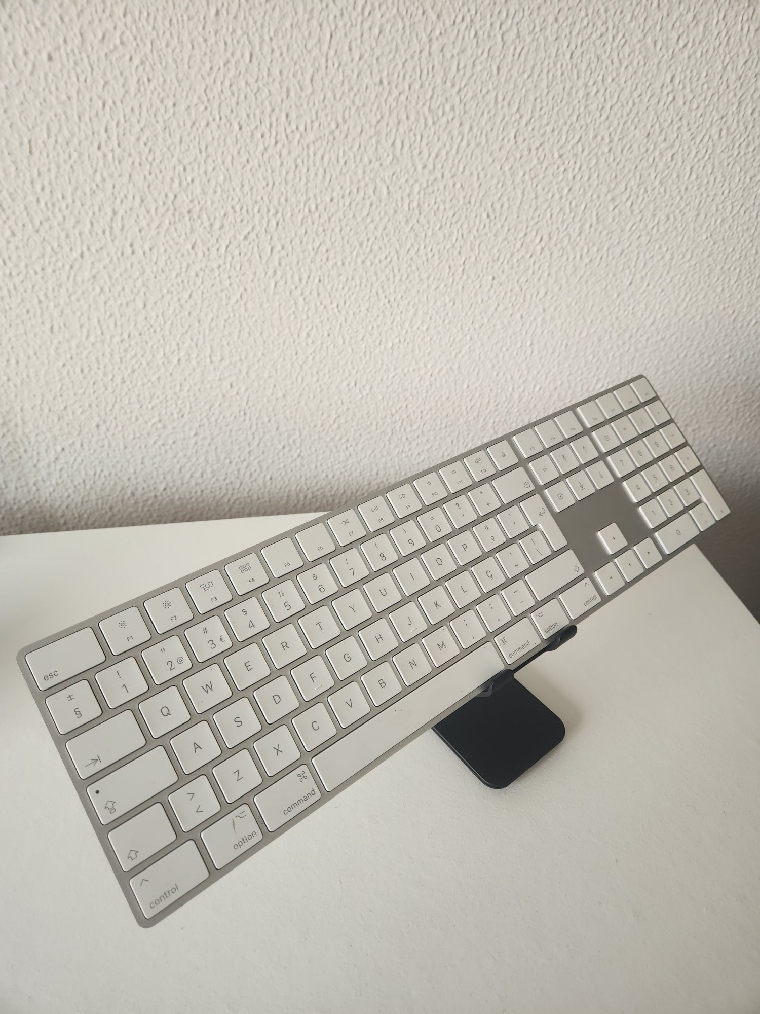 Teclado Apple Magic Keyboard com numerário. (Para retirada de peças)