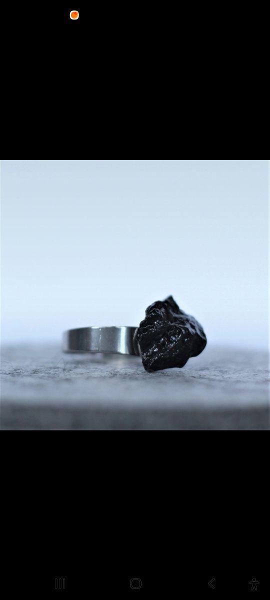 Pierścionek z czarnym kamieniem z Bałtyku