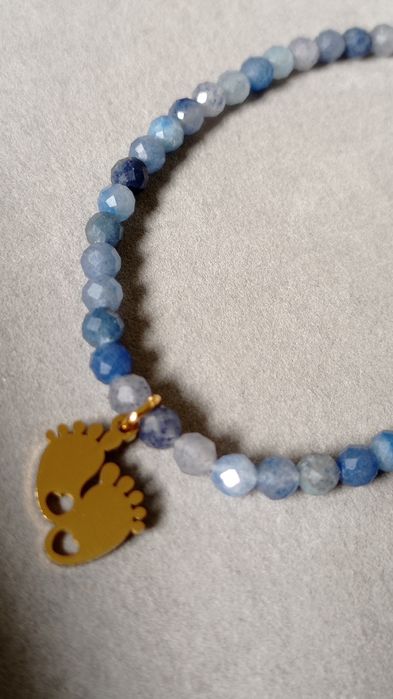 Naszyjnik choker z zawieszką stópkami dziecka, prezent dla nowej mamy