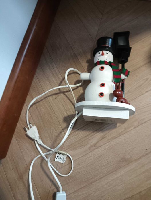 Bałwanek drewniany lampka stołowa na kabel