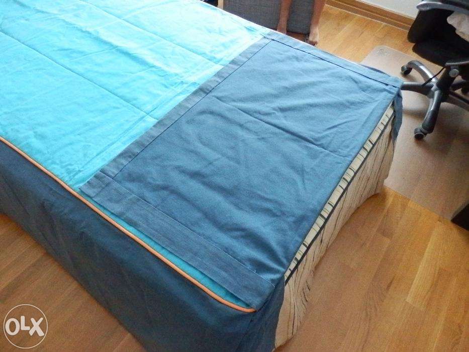 Vendo coberta de cama de rapaz cor azul claro e azul escuro com debrum