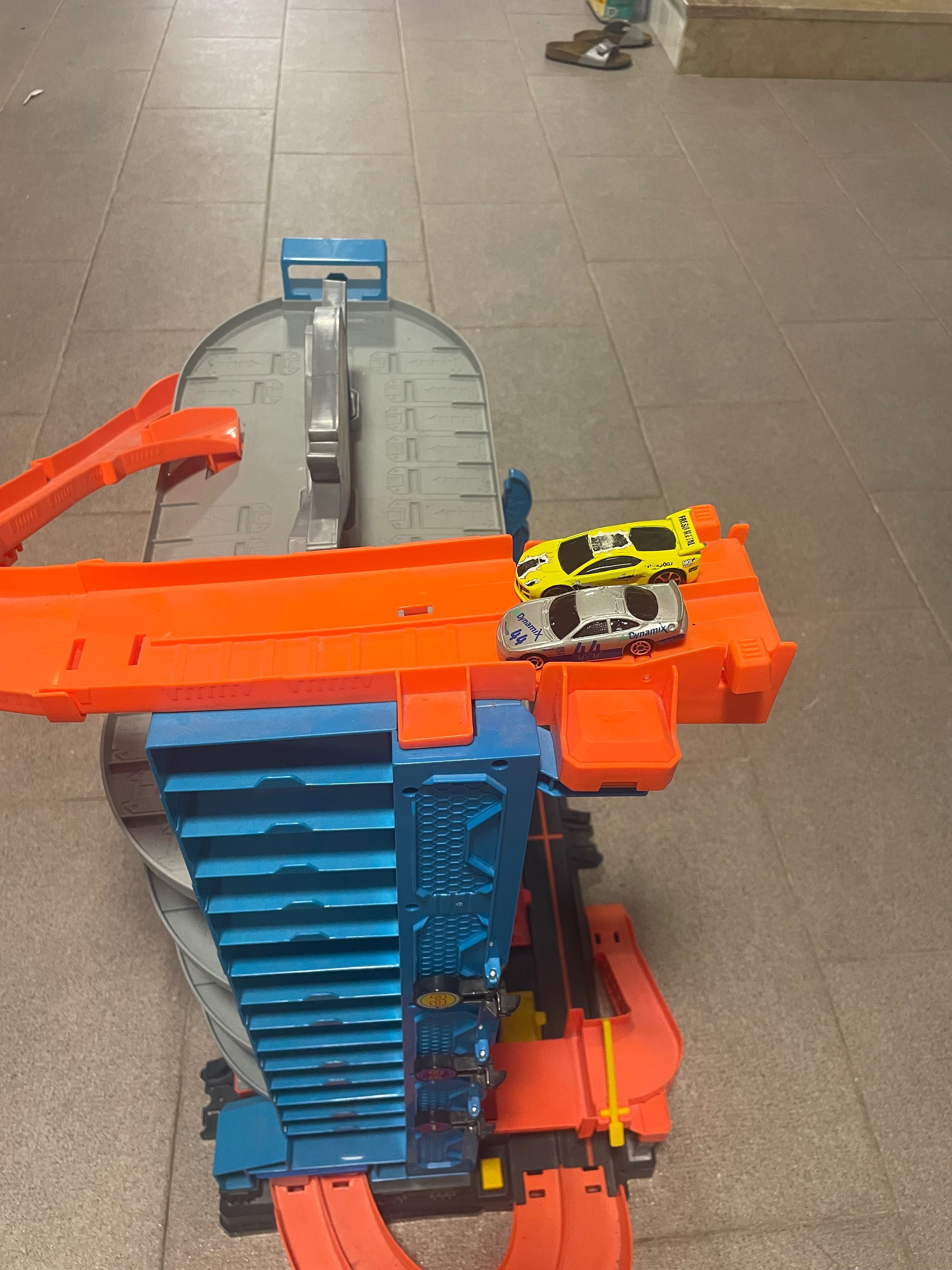 Hotwheels ultimate garage