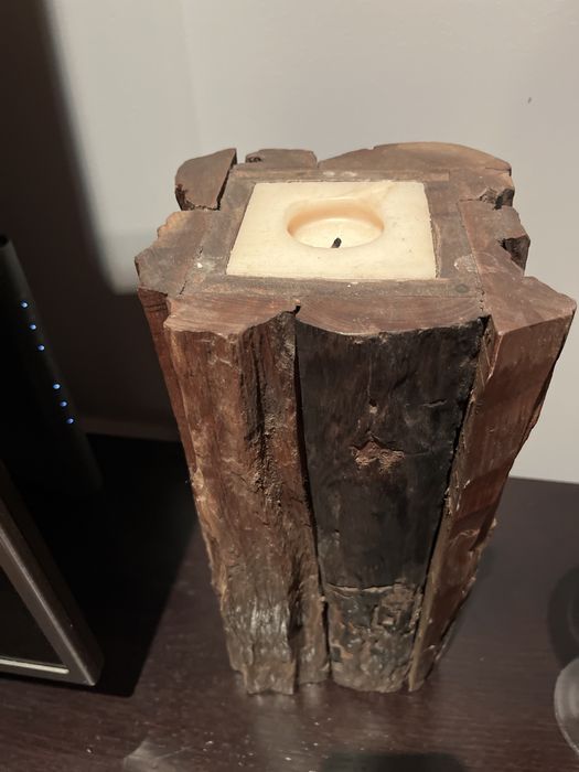 Peca em pinho com vela, 30 cm de altura e 17cm de largura