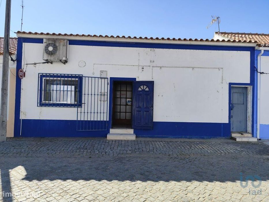 Loja / Estabelecimento Comercial em Benavila e Valongo de 141,00 m2