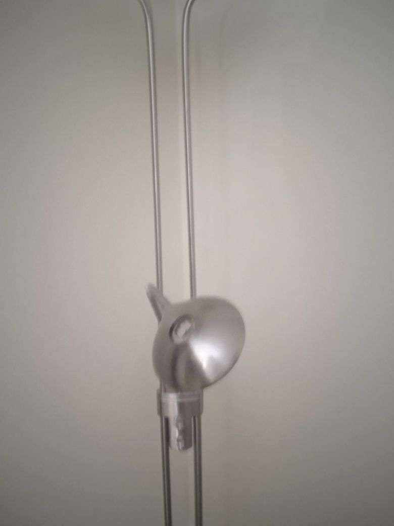 Candeeiro de pé com duas luzes