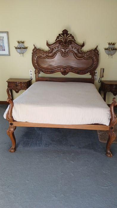 Mobília de quarto em madeira maciça
