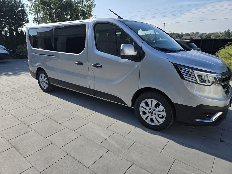 Wynajem busa 9 - osobowego Renault Trafic Wynajem Busów