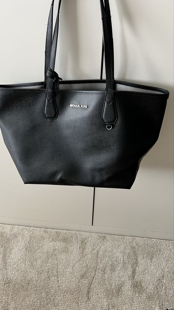Carteira michael kors dupla face preta e cinza.
