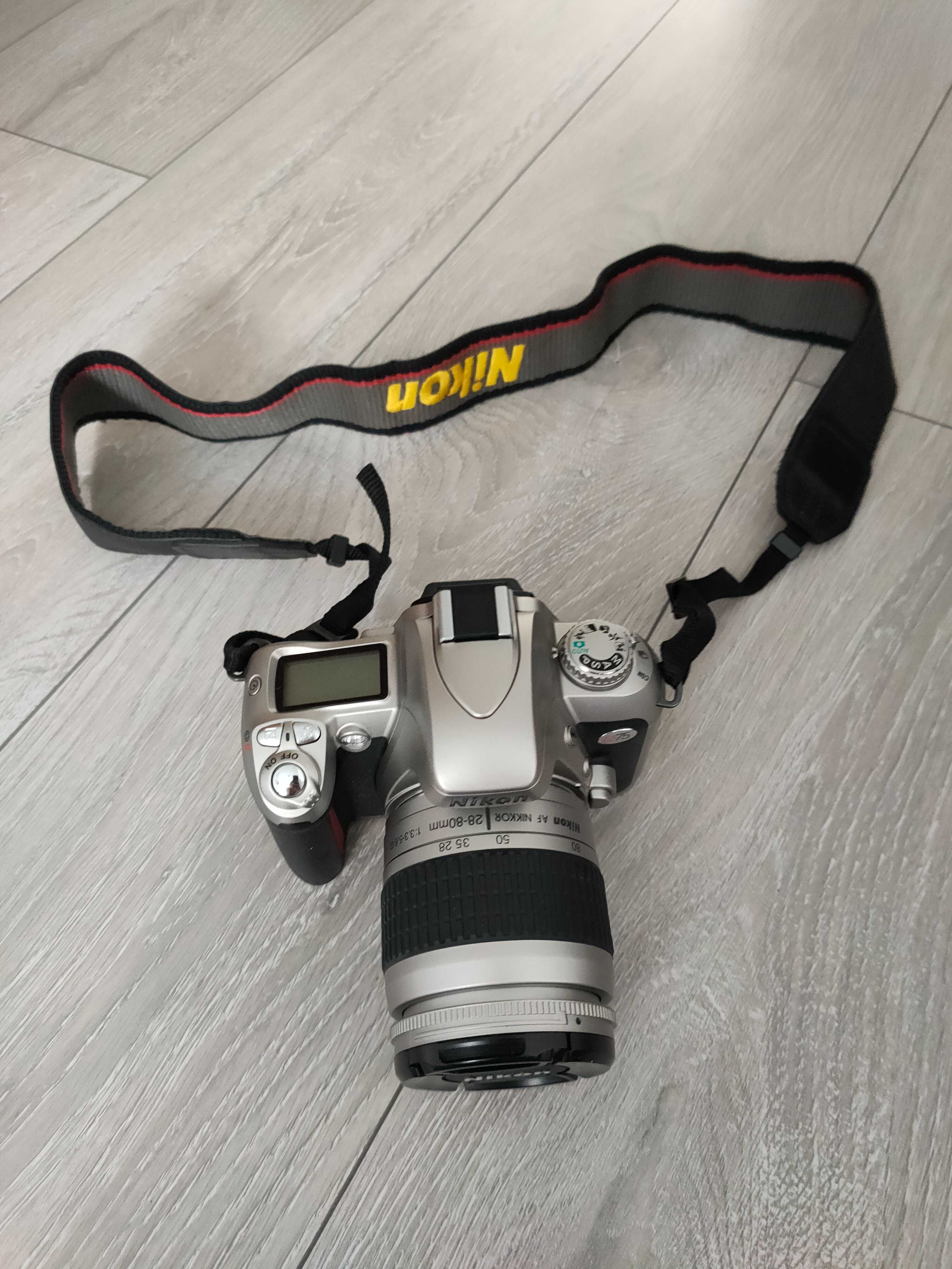 Zestaw aparat Nikon N75 plus obiektyw