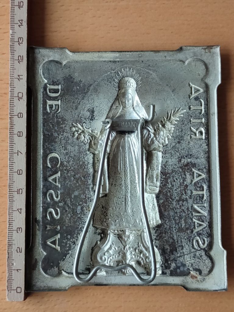 Conjunto de figuras religiosas antigas.